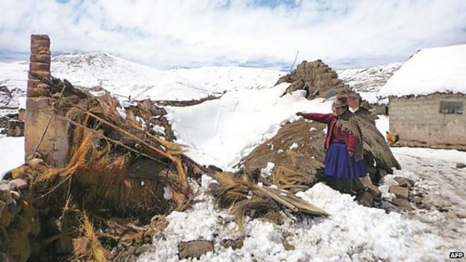 A collapsed house under the snow in the Peruvian mountains (27 August)