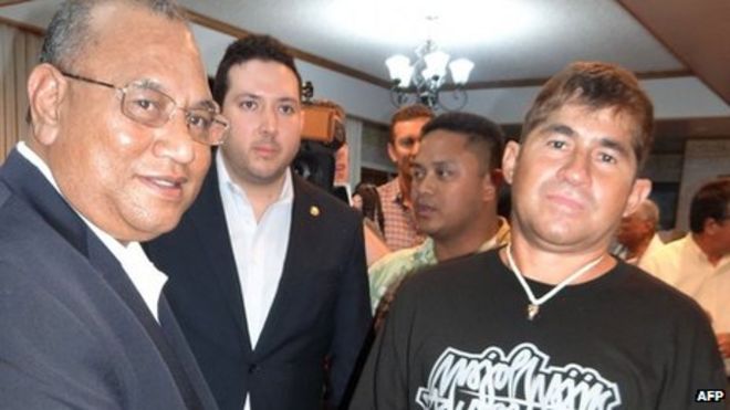 <b>Jose Salvador</b> Alvarenga (R) of El Salvador shakes hands with Marshall ... - _72874150_020889093