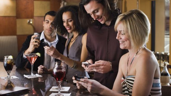 Group-Texting-At-Bar
