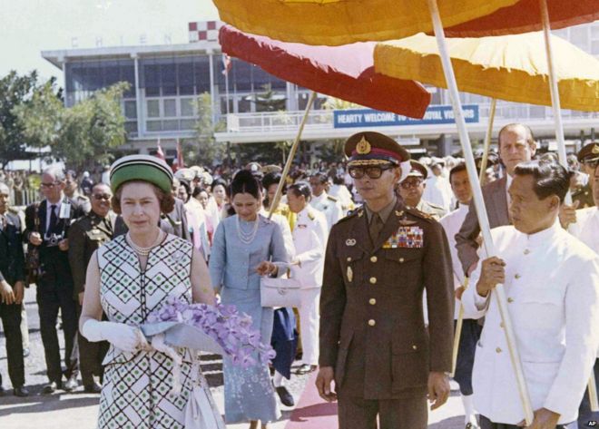 Nữ hoàng Elizabeth II của Anh đi cùng Quốc vương Bhumibol khi Nữ hoàng chuẩn bị lên máy bay ở sân bay Chiang Mai, Thailand, 1972