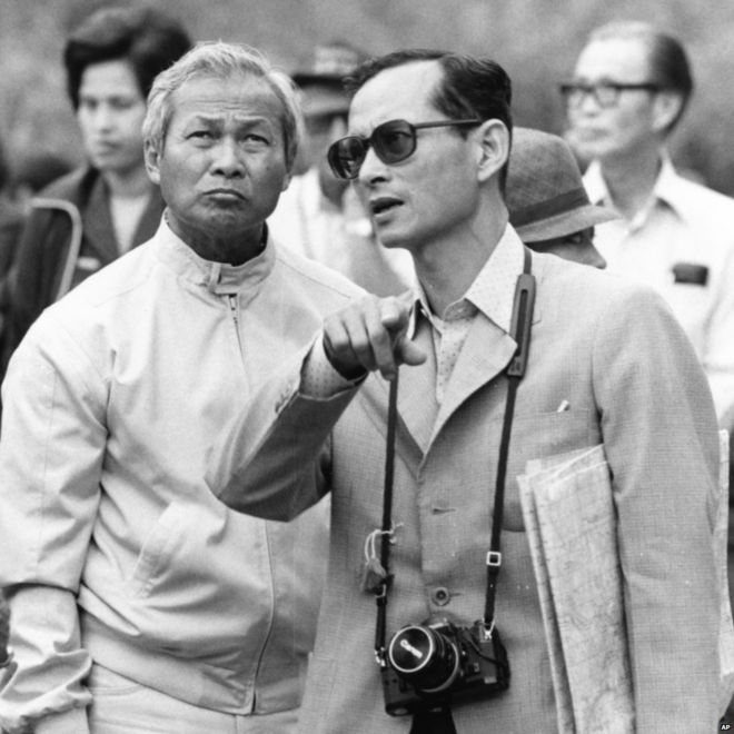 Quốc vương Bhumibol trò chuyện với Tướng Prem Tinsulanonda khi tới thăm họ tới thăm dự án thủy lợi ở miền bắc Thái Lan, 1981