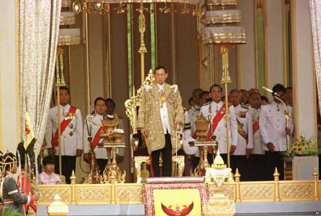 Quốc vương Bhumibol Adulyadej chuẩn bị phát biểu tại Lễ kỷ niệm 60 năm trị vì tại Sanam Luang ở Bangkok, 1996