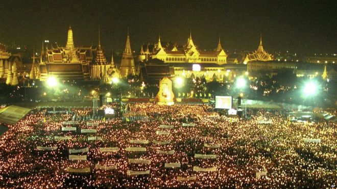 Người dân Thái thắp nến bên ngoài Grand Palace