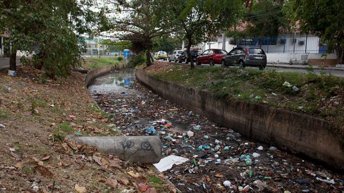 Canal na Cidade de Deus, no Rio de Janeiro, com muito lixo