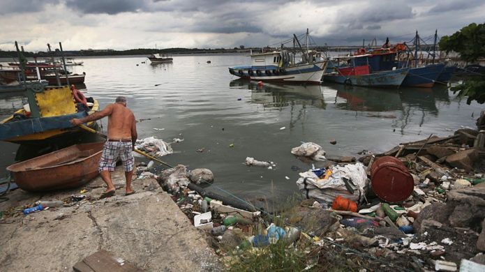 Baia de Guanabara repleta de lixo em 2015