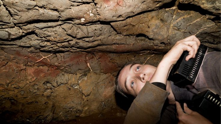 Genevieve von Petzinger en una cueva, haciendo mediciones.