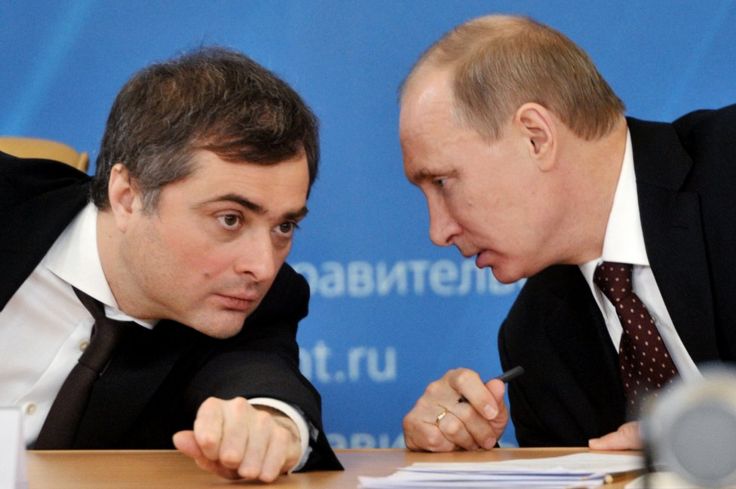 Vladislav Surkov (izq) con Vladimir Putin en 2012