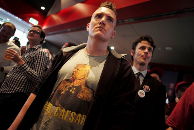 Joven con una camiseta que dice