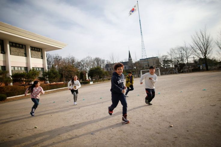 Niños corren en Corea del Sur
