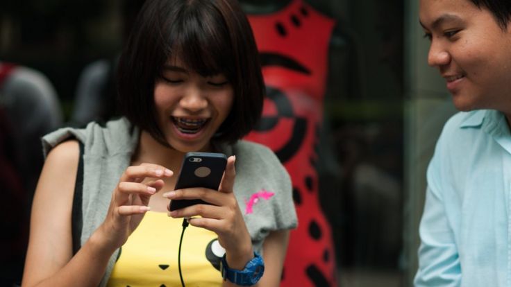 Joven tailandesa jugando a Pokémon Go.