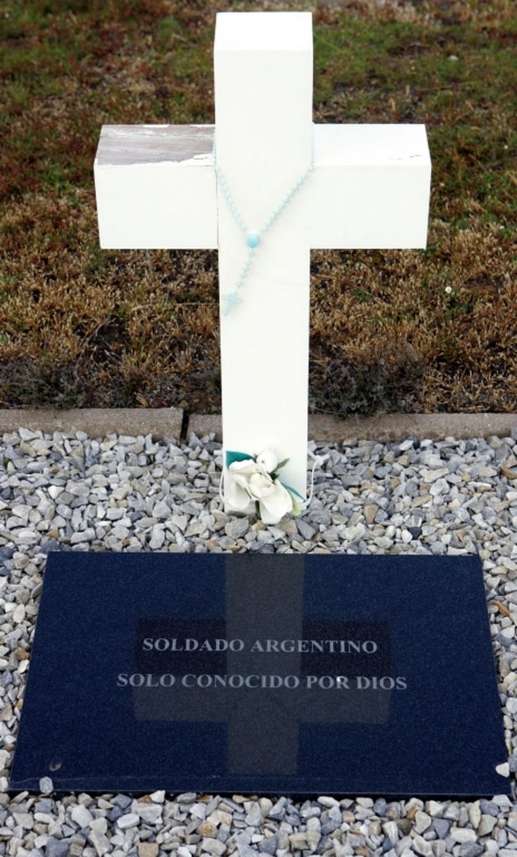 Alrededor de la mitad de los soldados argentinos enterrados en Malvinas están sin identificar.