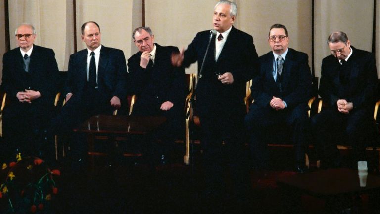 Бывшие члены ГКЧП (слева направо) Владимир Крючков, Олег Шенин, Дмитрий Язов, Валентин Павлов, Олег Бакланов и их соратник Анатолий Лукьянов (у микрофона) на встрече с читателями газеты 