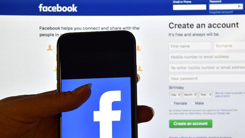 Site do Facebook na internet e o app em um celular