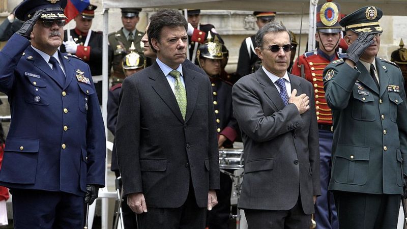 Santos participa de um desfile militar na Colômbia