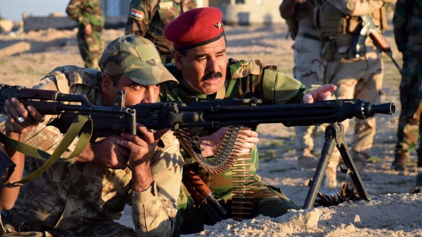 Sunni volunteer tribal fighters are trained by an Iraqi solider near the town Khalidiya, east of Ramadi, (13 November 2015)