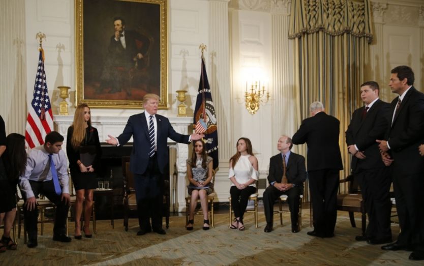Trump con los estudiantes de Parkland en la Casa Blanca.
