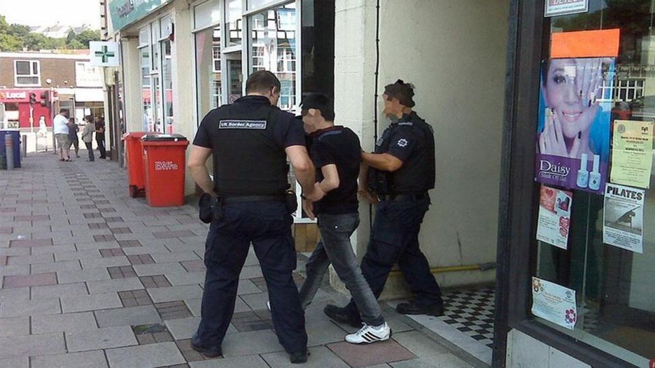 Một số người làm thuê trong tiệm nail bị bắt giữ vì không có giấy tờ hợp pháp