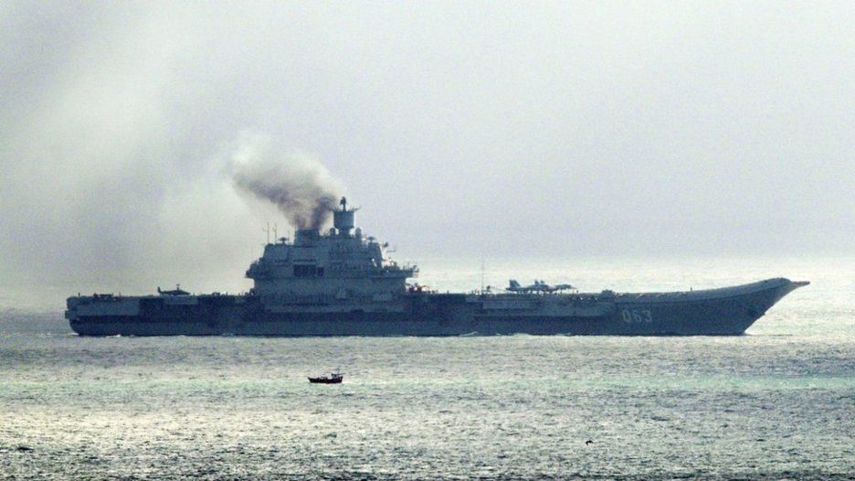 Hàng không mẫu hạm Đô đốc Kuznetsov nhả khói mù mịt