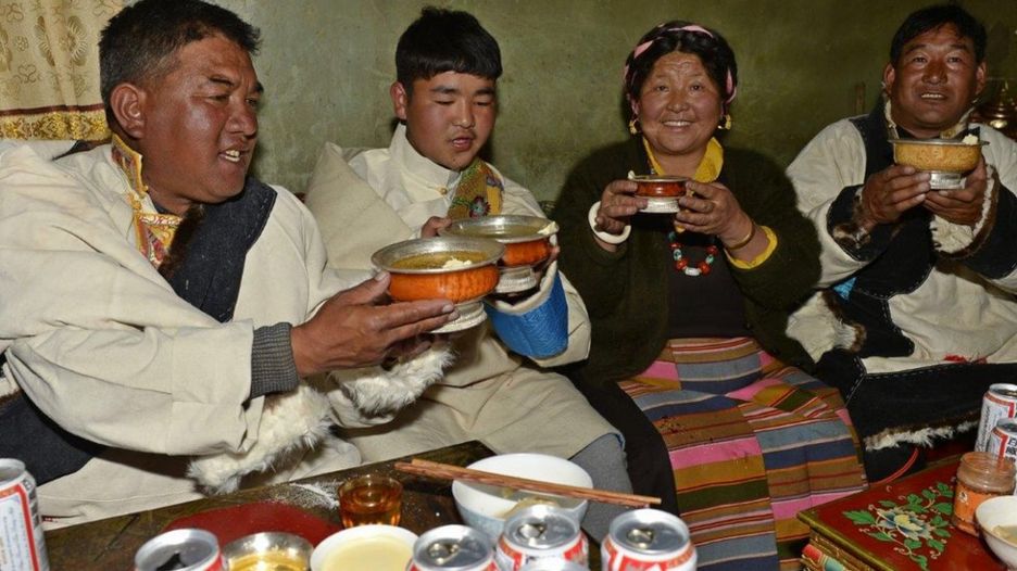 Một gia đình người Tạng ở Xigaze, khu tự trị Tây Tạng, Trung Quốc, đón năm mới