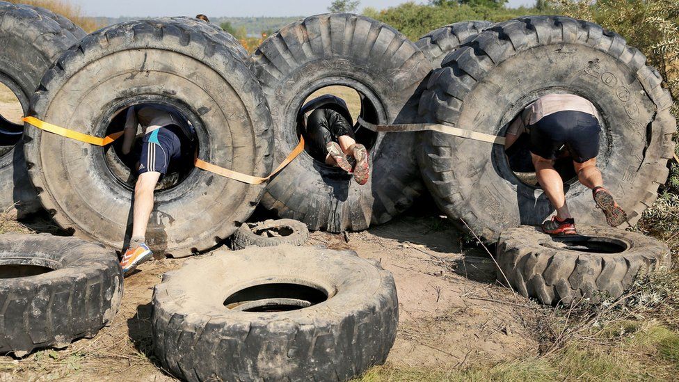 கிராஸ் தி லன்ஸி போட்டியில் கலந்து கொண்டோர் தடைகளை தாண்டி செல்வது.