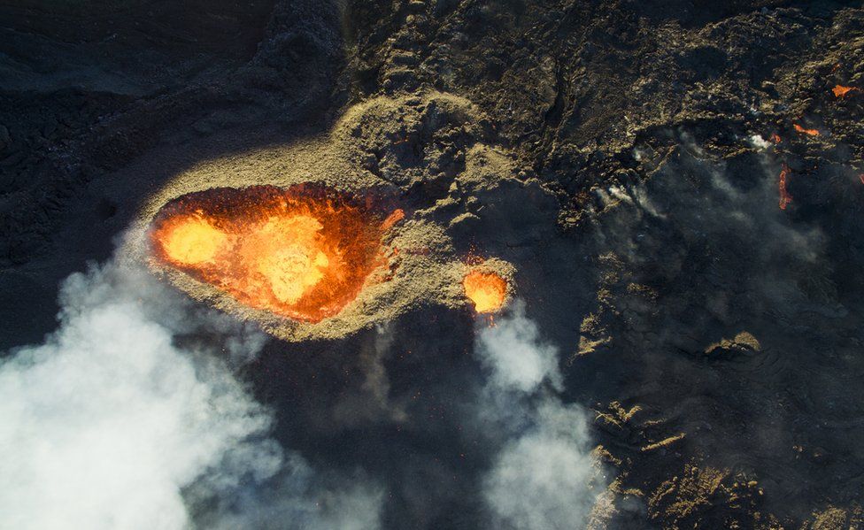 Vista aérea impressionante de um vulcão em erupção