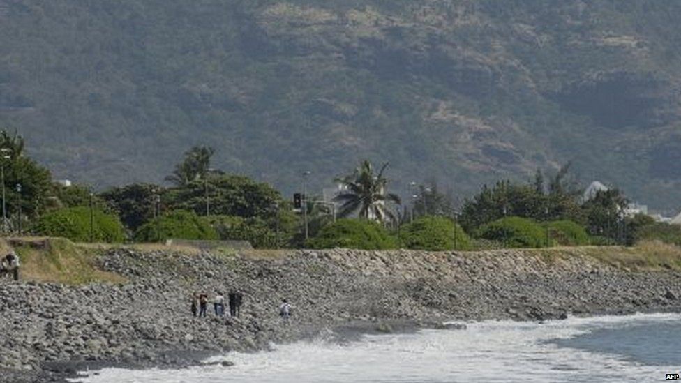 People search Jamaica beach for possible aircraft debris 02/08/2015