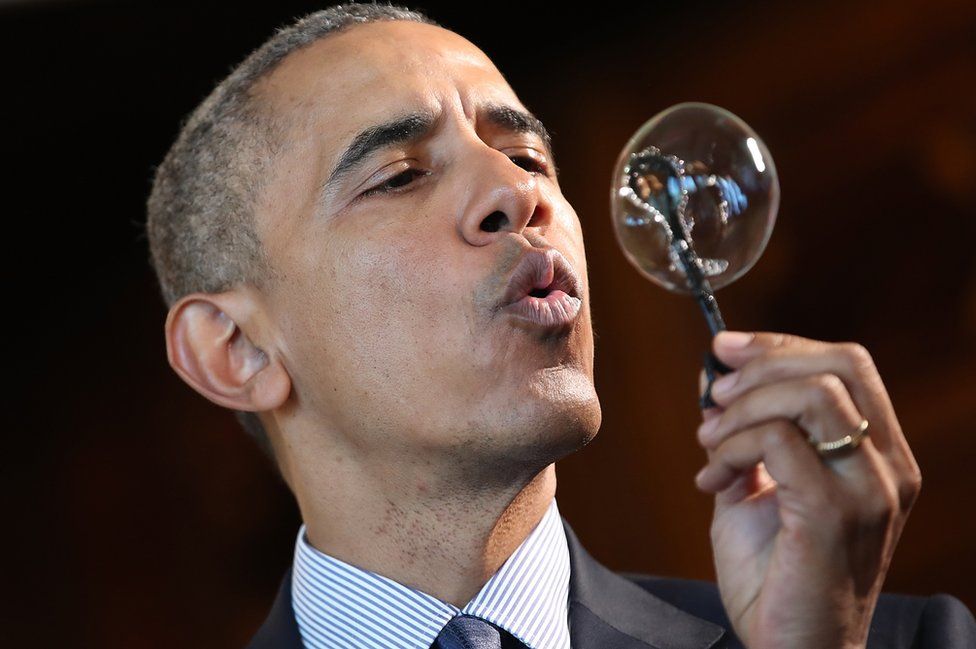 Ο Πρόεδρος των ΗΠΑ Μπαράκ Ομπάμα φυσάει μια φούσκα από ένα ραβδί φούσκα