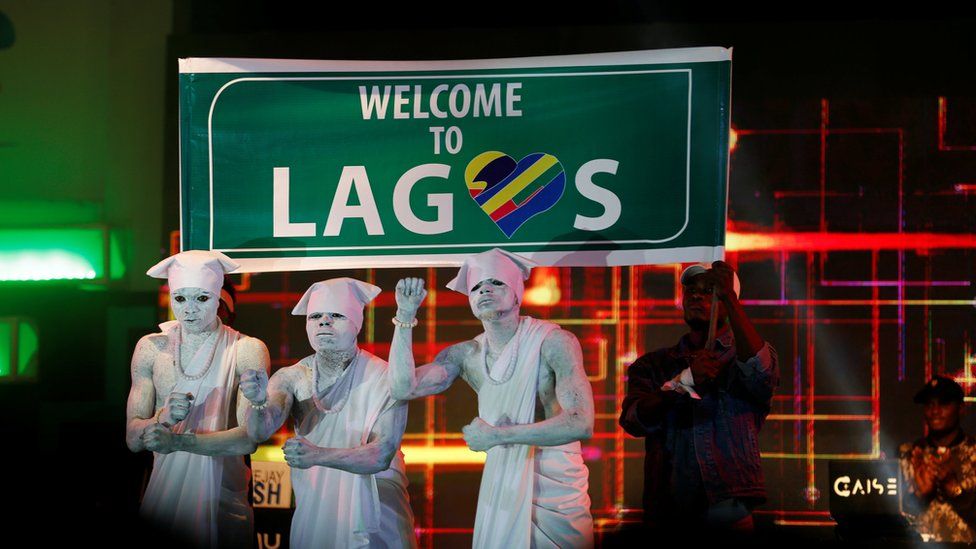 புத்தாண்டின் முந்திய நாள் மாலையில், நைஜீரியாவின் வணிக தலைநகரான லாகோஸிலுள்ள ஒன் லாகோஸ் ஃபிஸ்டாவில் நிகழ்ச்சி நடத்திய கோமாளிகள்.
