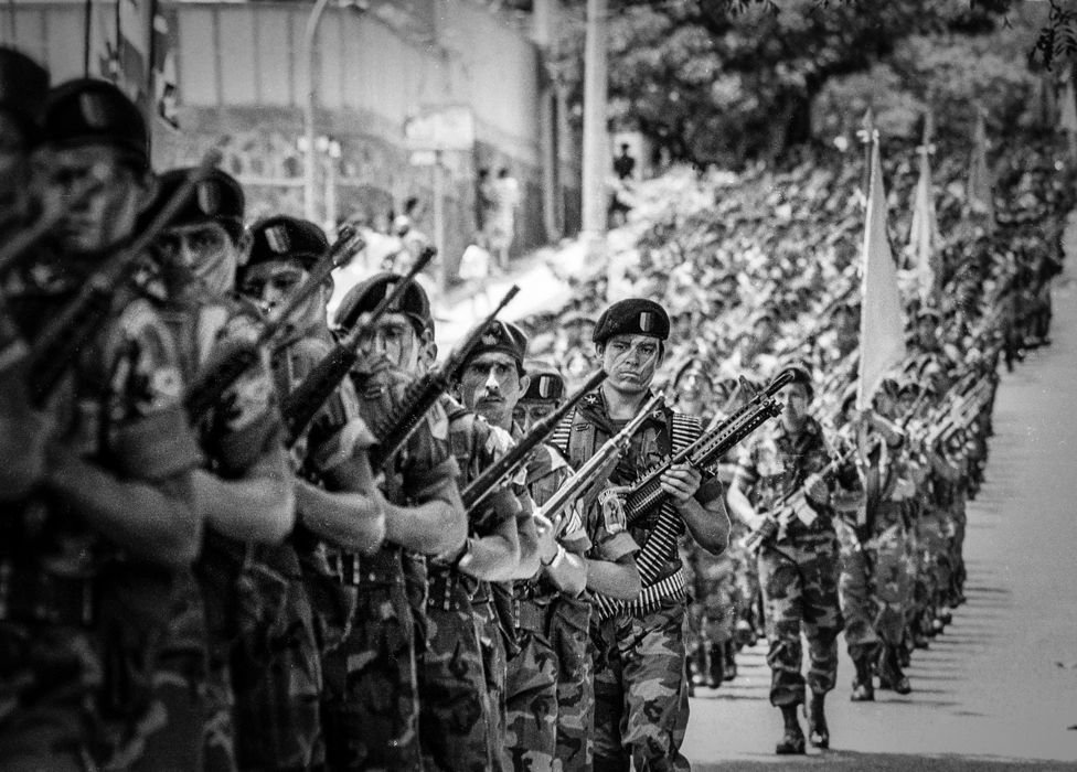 San Salvador, 15 de Septiembre 1991. Desfile militar, reflejo de una sociedad altamente militarizada.