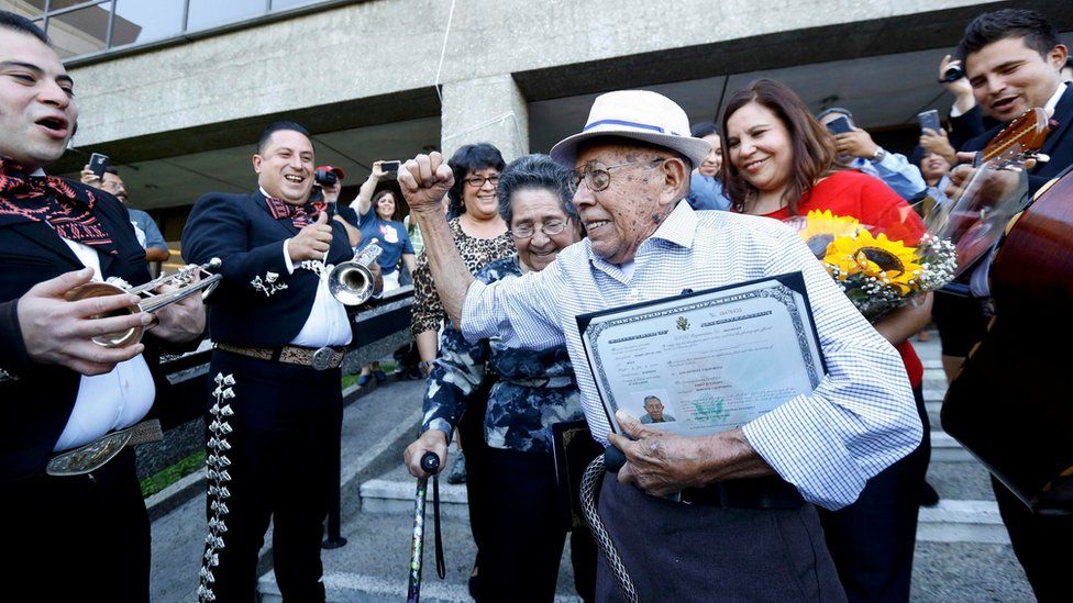 Fabio Alvarado, mwenye umri wa miaka 91, mwenye asili ya El Salvador aliapishwa kuwa raia wa Marekani katika siku ya uchaguzi