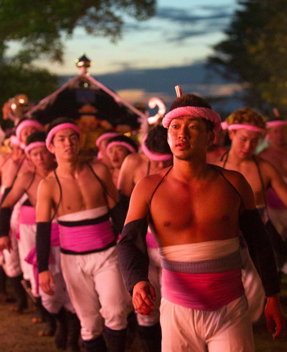 ஜப்பானின் மிசாகி கிராமத்தில் தேர் தூக்கி செல்லப்படுகிறது.