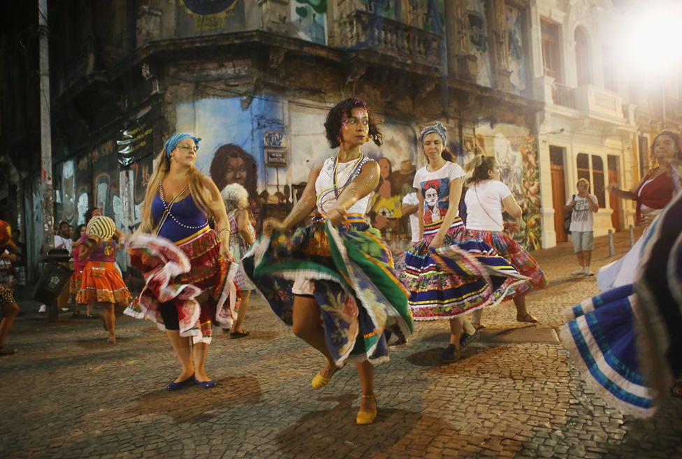 Dancers perform on their way to attend a rally with former President Luiz Inacio Lula da Silva, in support of President Dilma Rousseff, in the historic Lapa neighbourhood on 11 April 2016 in Rio de Janeiro, Brazil.