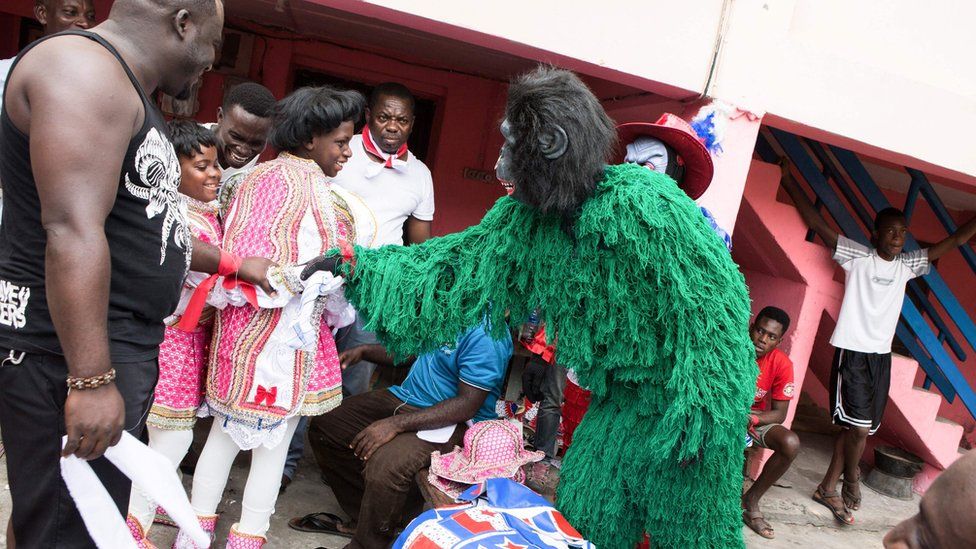 ...கானாவிலுள்ள வின்னெபாவில் நடைபெறும் பாரம்பரிய பண்டிகை ஒன்றில் மாறுவேடத்தில் ஒருவர்