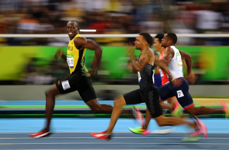 Usain Bolt của Jamaica mỉm cười ngoảnh lại nhìn những đối thủ của mình trong cuộc đua 100 mét vòng bán kết tại Thế vận hội 2016 ở Rio de Janeiro, Brazil