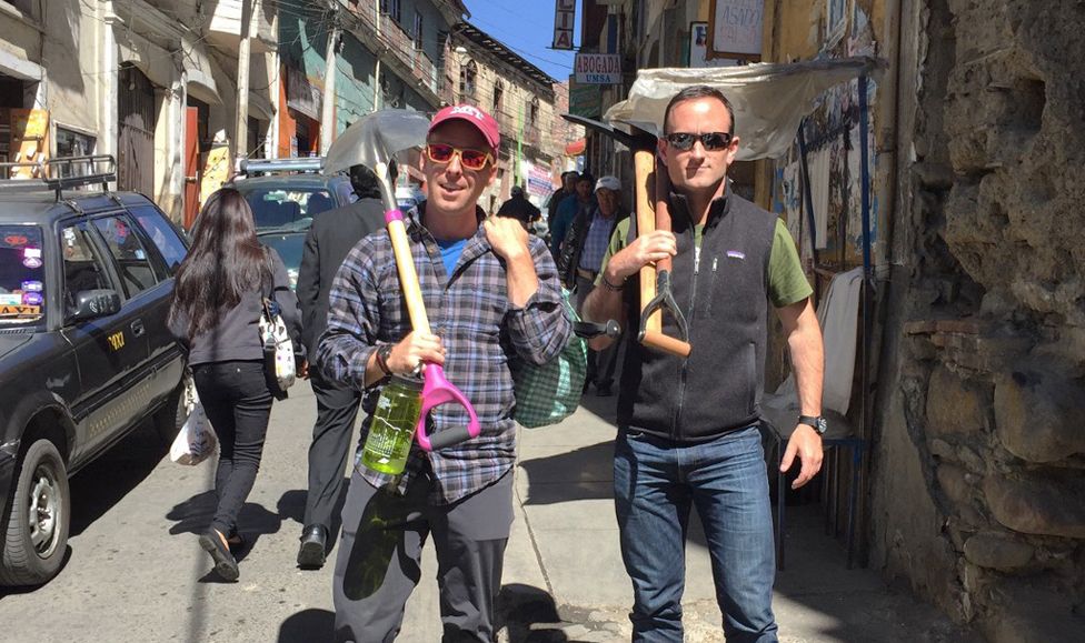 Dan (izquierda) e Isaac compraron herramientas para su travesía en La Paz. Futrell/Stoner 