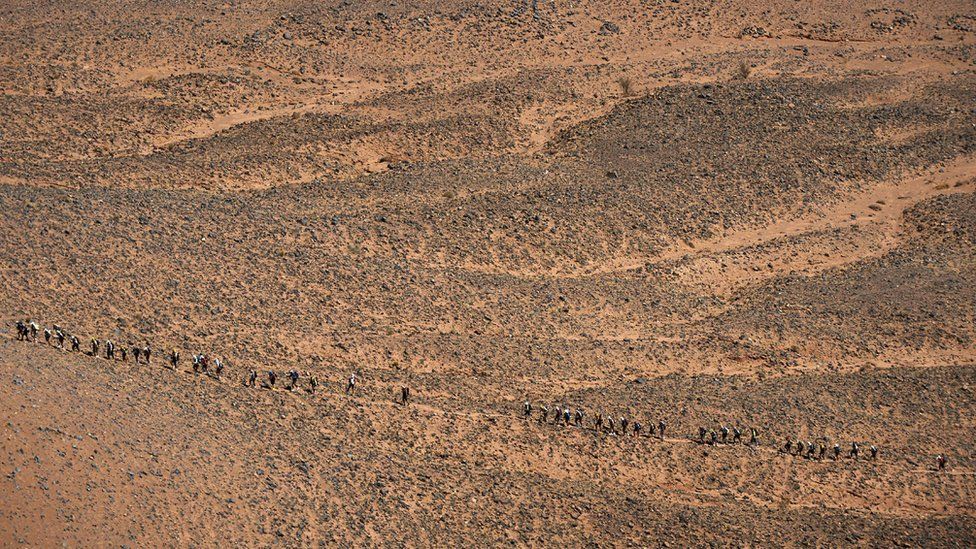 Οι αγωνιζόμενοι που συμμετέχουν στην τέταρτη φάση του Μαραθώνα des Sables