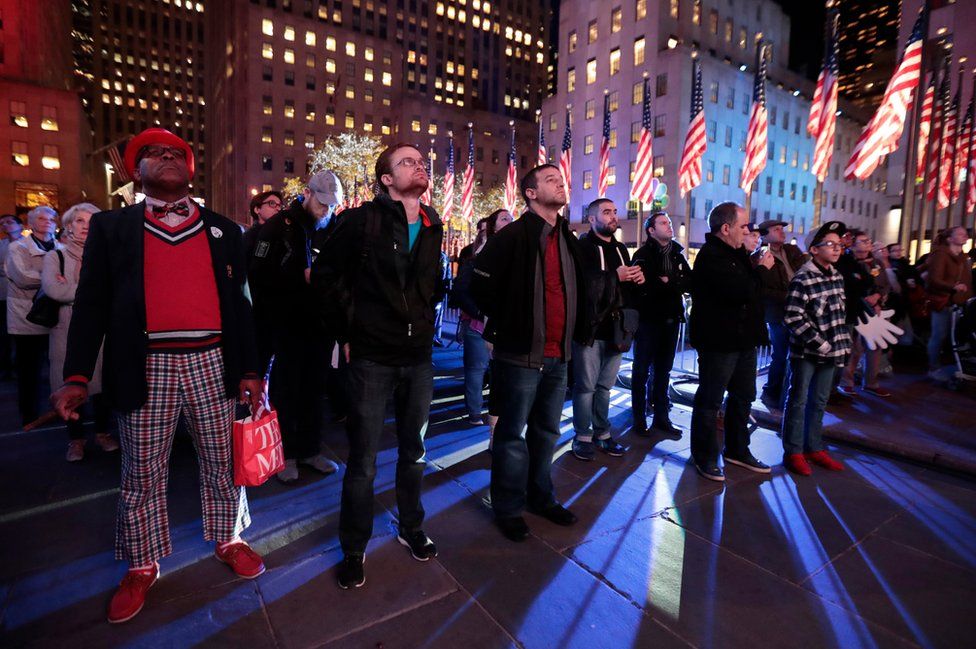 Umati ukitazama ripoti za katika kituo cha Rockefeller Center