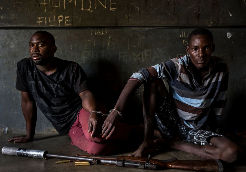 Hai người săn trộm tê giác, một 19 tuổi, một 28 tuổi, đang đợi làm thủ tục ở một nhà tù địa phương ở Mozambique, gần biên giới khu Bảo tồn Quốc gia Kruger.
