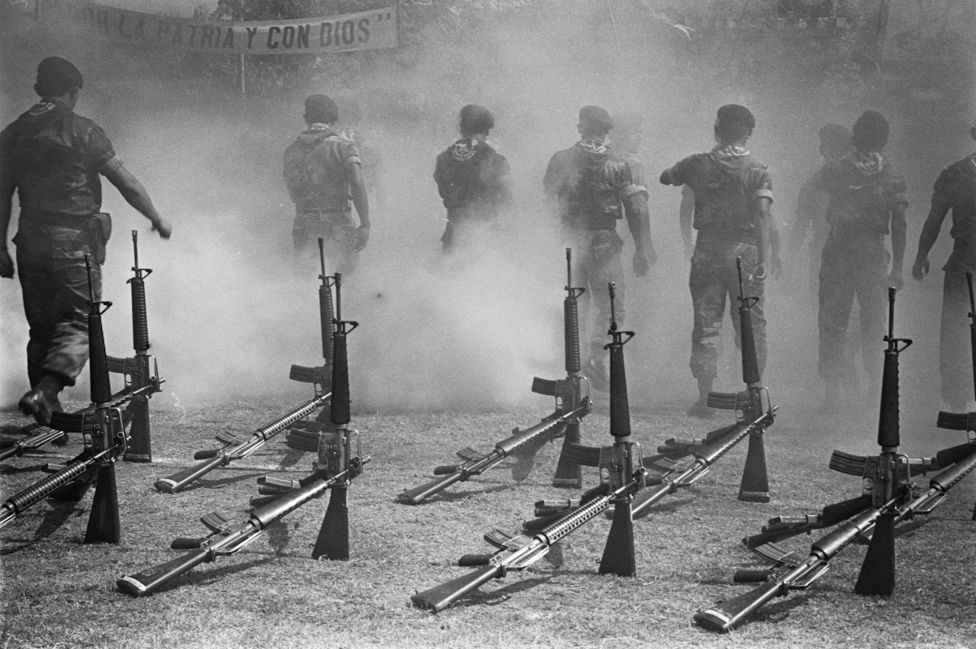 1992. Ceremonia de disolución del batallón Atlacatl como pactado en los Acuerdos de Paz. Entrenado por los EE.UU. el Atlácatl fue uno de los 5 batallones de Reacción Inmediata (BIRI) responsable de la masacre del Mozote y otras graves violaciones a los derechos humanos durante el conflicto.