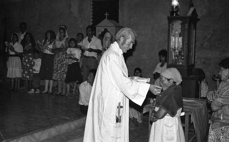 Joateca, Morazán, 31 de Diciembre 1991. Padre Rogelio Poncell oficiando la misa de medianoche donde se anuncia que la guerra se termina por acuerdo entre FMLN y el gobierno.