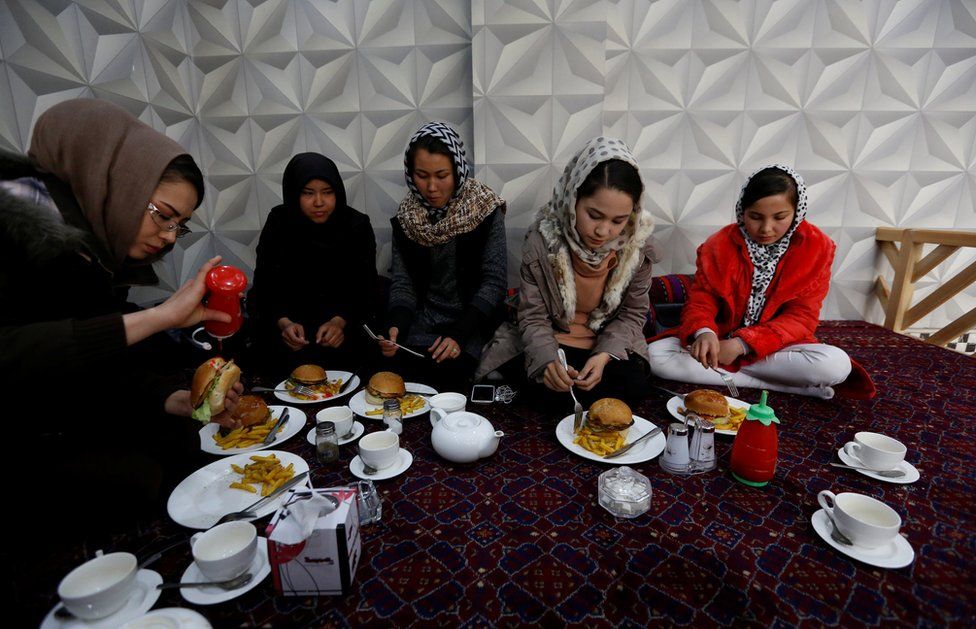 Además de entrenar, el grupo de mujeres hazara disfrutan de momentos juntas por fuera de los entrenamientos.