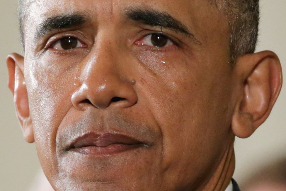 Barack Obama con lágrimas corriendo por sus mejillas