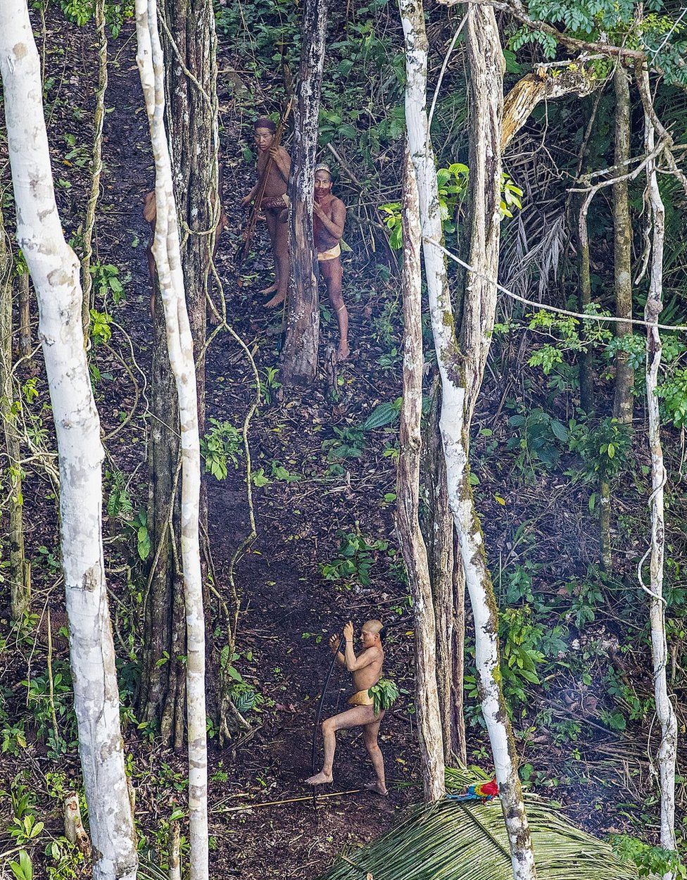 Grupo de índios fotografados durante a expedição, em recorte mais aproximado da imagem