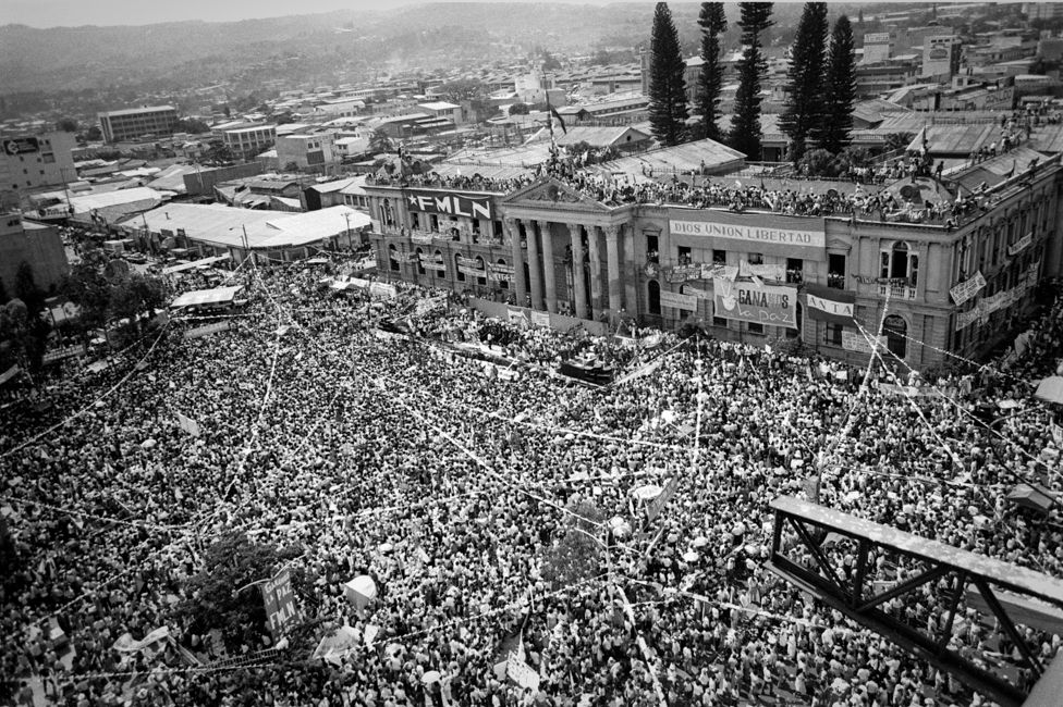 San Salvador, 16 de Enero 1992. Gran celebración frente al palacio nacional para la firma de los Acuerdo de Paz.