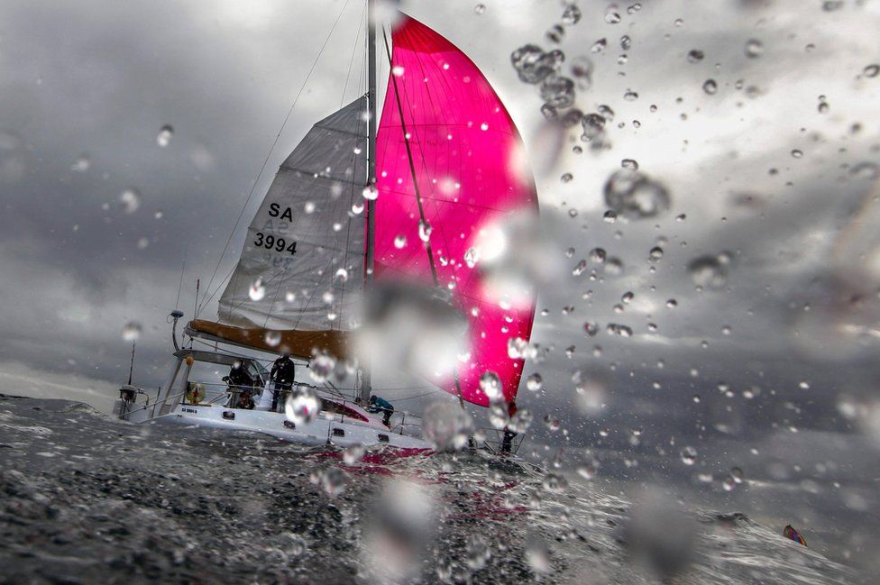 தென் ஆப்ரிக்காவின் கேப் டவுணில் பழமையான பெருக்கடல் போட்டியில் விரைகின்ற பாய்மரப் படகு.