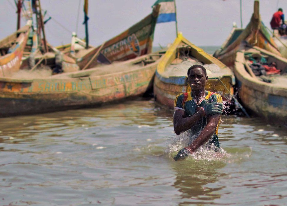 Πιπέρι καθαρίζει τον εαυτό του μετά από μια μακρά 10 ώρες στη θάλασσα