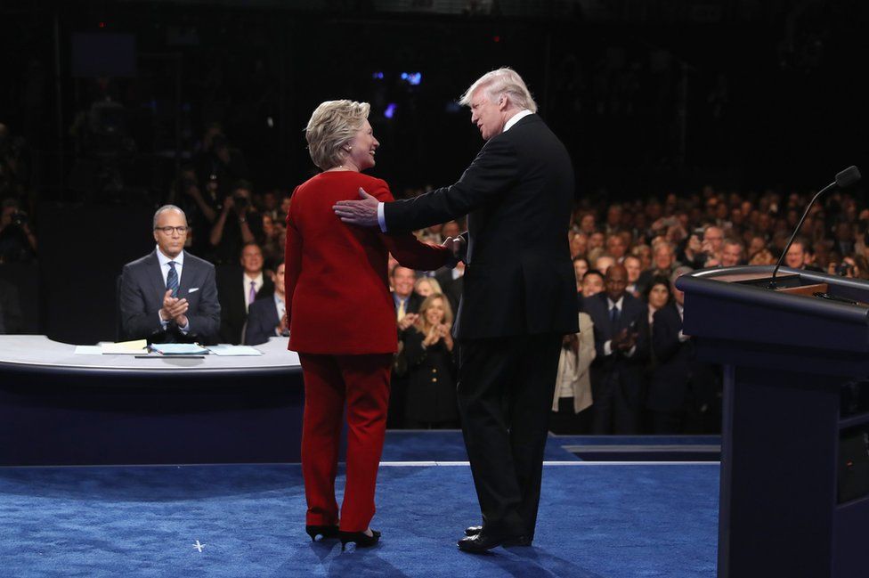 ஜனநாயக கட்சி வேட்பாளர் ஹிலரி கிளிண்டன் குடியரசு கட்சி வேட்பாளர் டோனால்ட் டிரம்போடு கைகுலுக்குகிறார்.