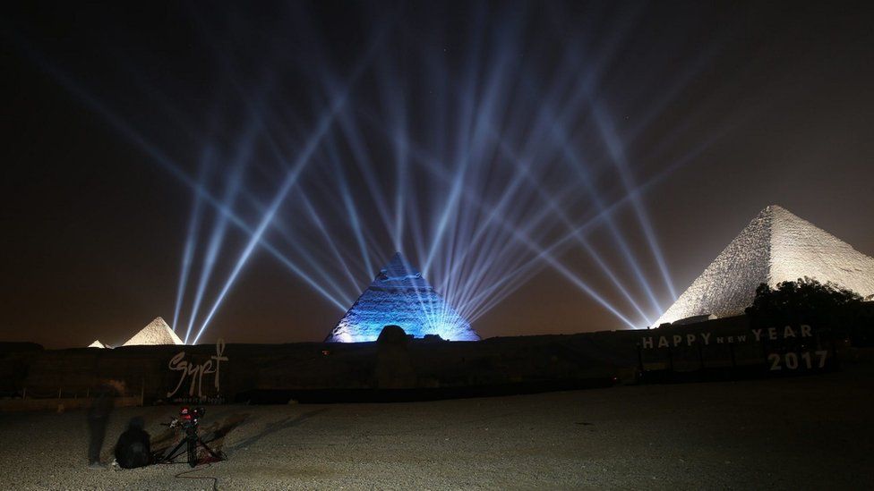 புத்தாண்டை வரவேற்கும் வகையில், கெய்ரோவின் வெளிப்புறங்களில் இருக்கும் பிரமிடுகளில் விளக்குகள் ஒளிருகின்றன