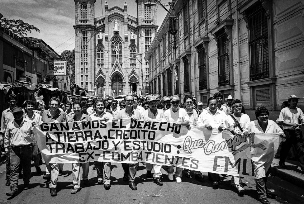 San Salvador, 1992. Ex jefes guerrilleros en las calle capitalinas pidiendo cumplimiento de los Acuerdos de Paz.