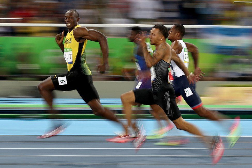 Usain Bolt durante la carrera semifinal de 100 metros en Rio de Janeiro, Brasil, el 14 de agosto de 2016.